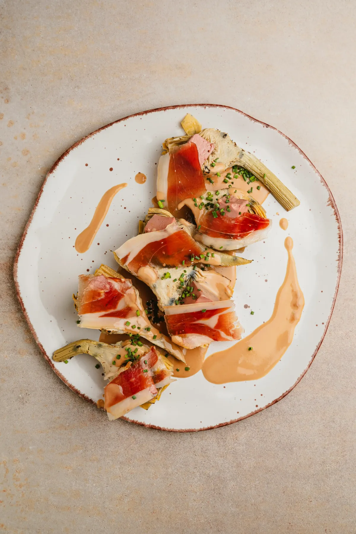 Alcachofas con jamón ibérico y salsa cremosa