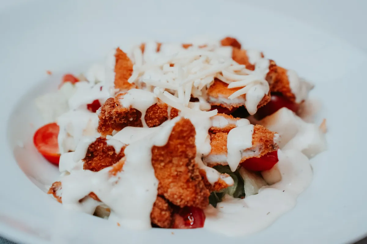 Ensalada César con pollo crujiente