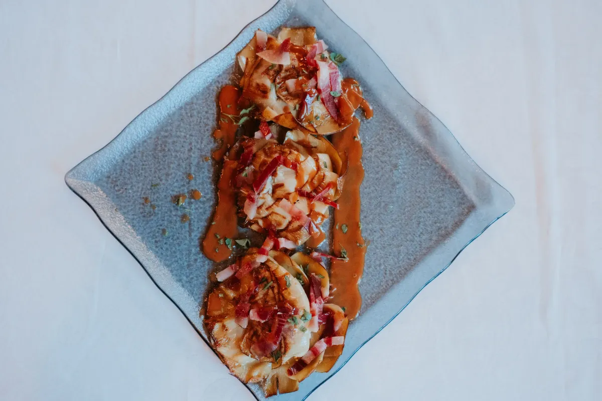 Milhojas de patata con jamón y salsa