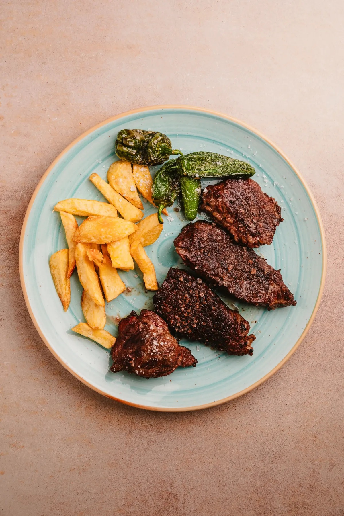 Solomillo de ternera a la brasa con patatas y pimientos
