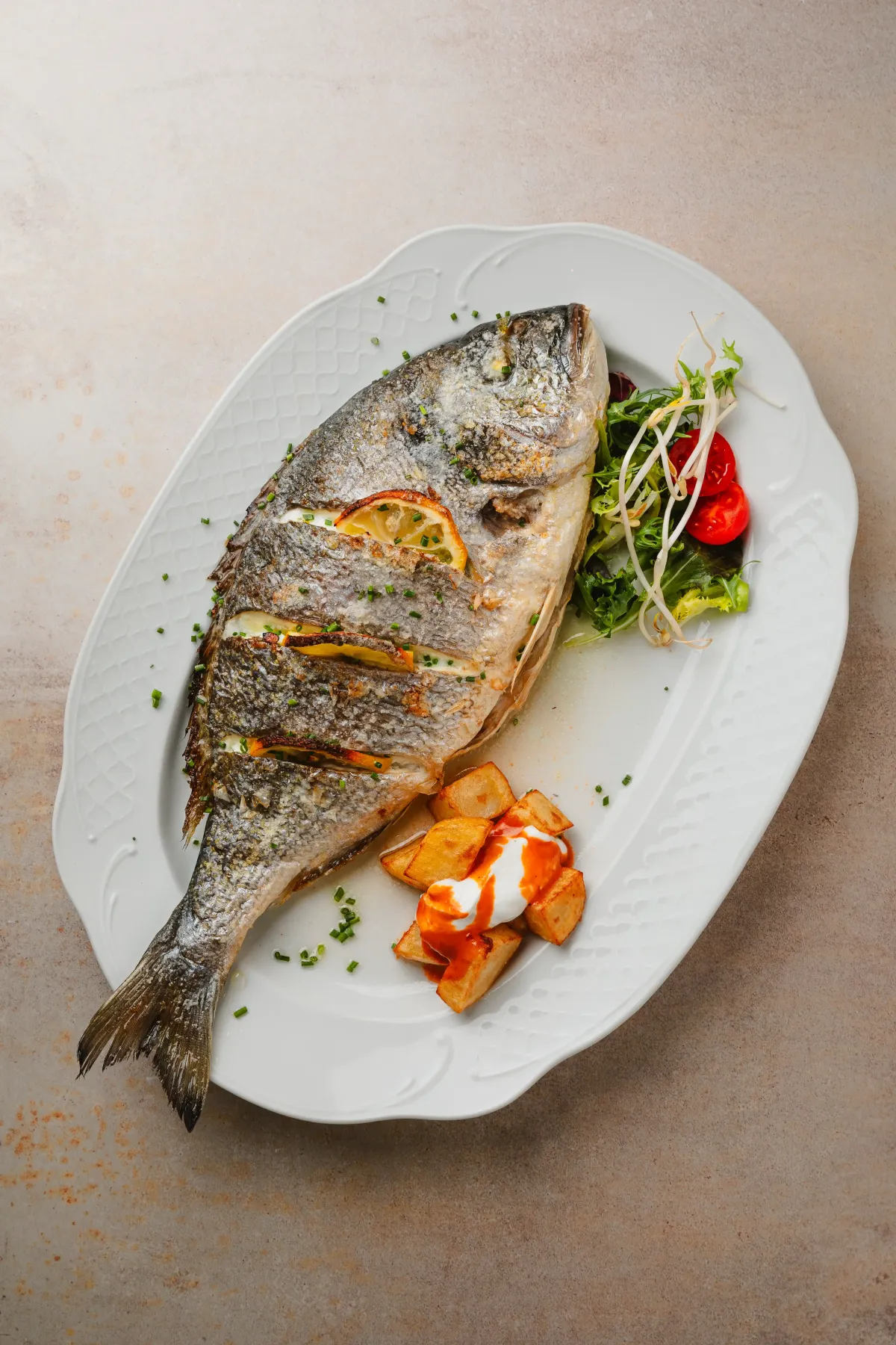 Dorada al horno con patatas y ensalada