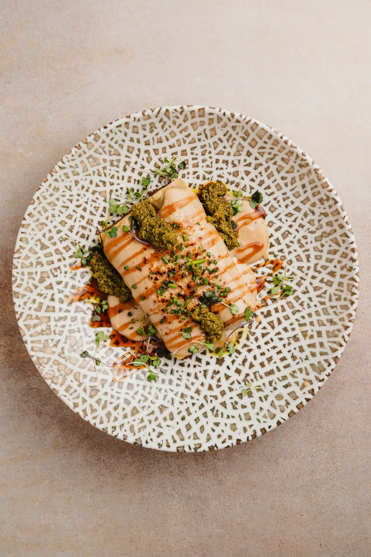 Canelón gratinado con salsa cremosa y pesto